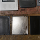 De izquierda a derecha: la cubierta trasera del Kindle Oasis, junto a la misma pieza con el refuerzo metálico ya instalado, y la funda.